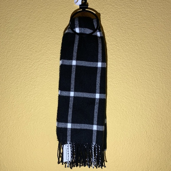 Banana Republic Accessories - NWT BANANA REPUBLIC BLACK/WHITE SCARF ONE SIZE